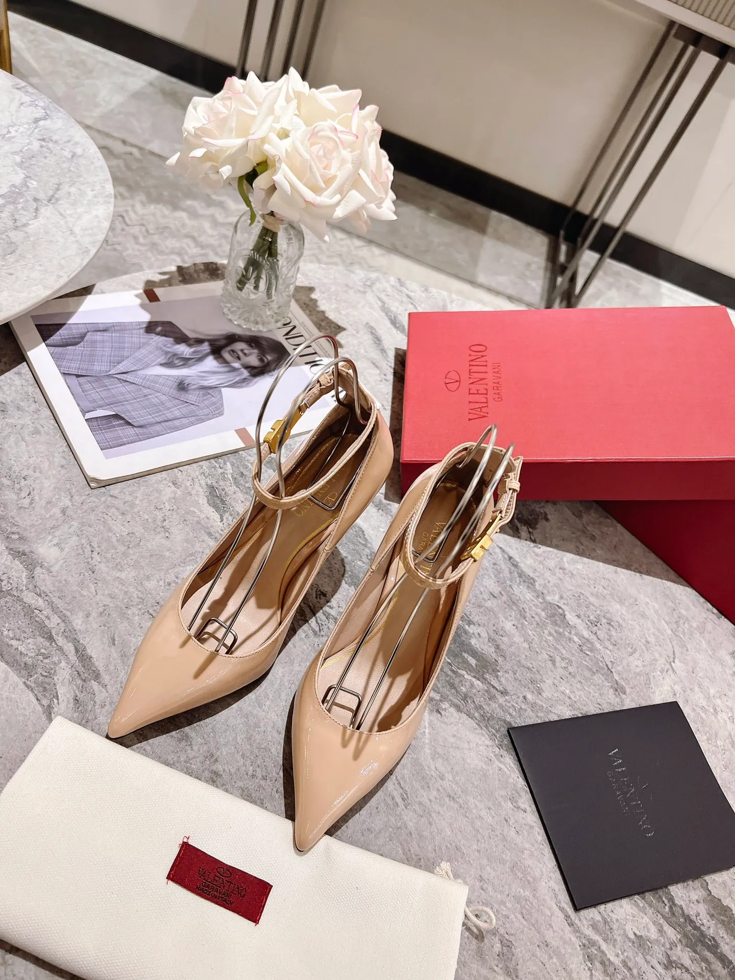 👟👟Ex-factory price 440👟👟 Genuine leather sole +40 Top version 𝑉𝐴𝐿𝐸𝑁𝑇𝐼𝑁𝑂 Valentino new spring and summer women's 6⃣️color patent leather shoes. Unique (small V-label buckle) hardware brings out a full sense of high-end, and the new season will live up to expectations! Worth buying ★ Qipi is absolutely high-grade ❥Original method, absolutely sensual ❥Elegant style, creating a different feeling, simple and elegant style!  Code number: 35-41 (34-42 customized) Fabric: Imported patent leather Lining: Sheepskin lining Heel height: 7cm-10cm2⃣️Various heel height options Leather outsole Rubber outsole